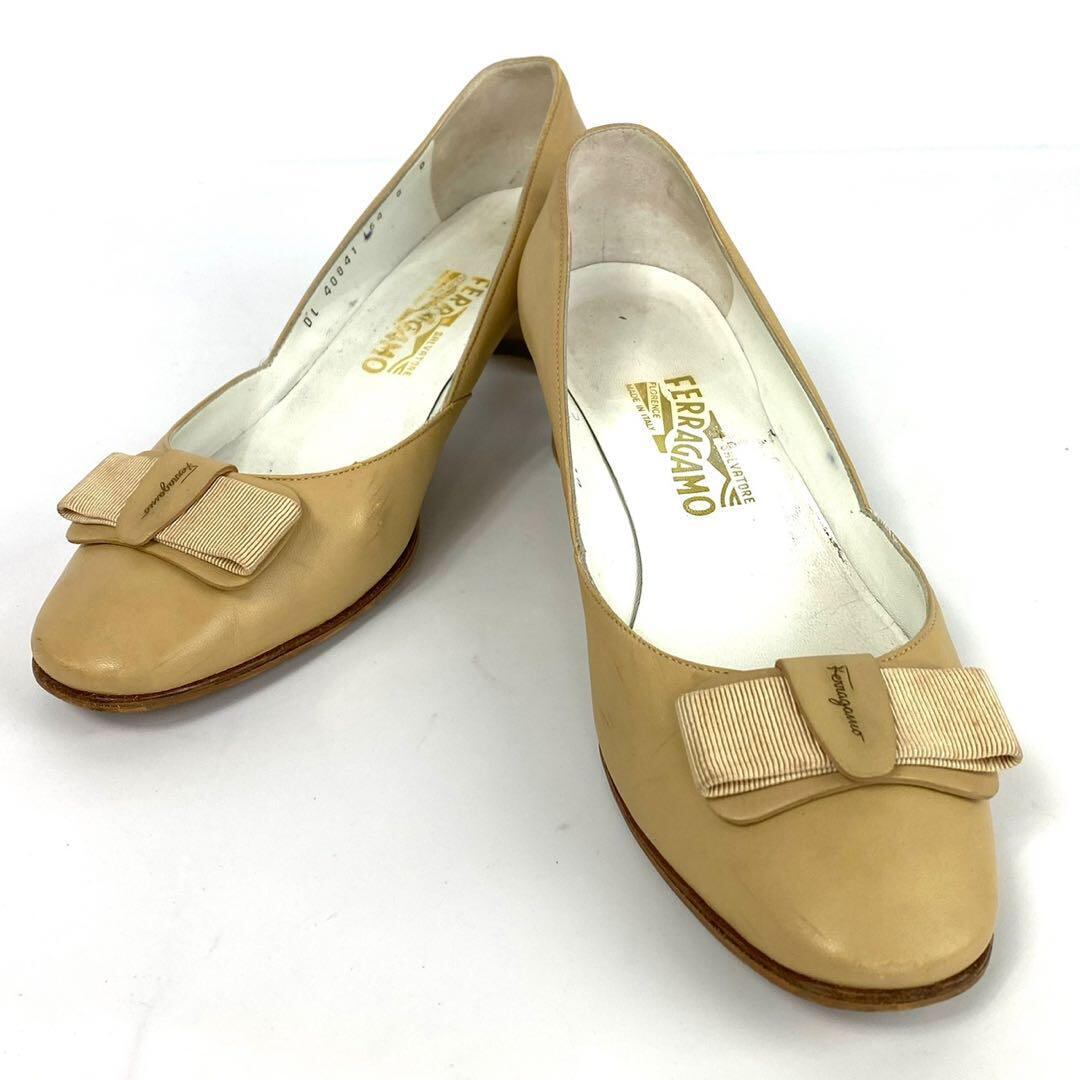 サルヴァトーレフェラガモ パンプス ヴァラ 8 D ベージュ