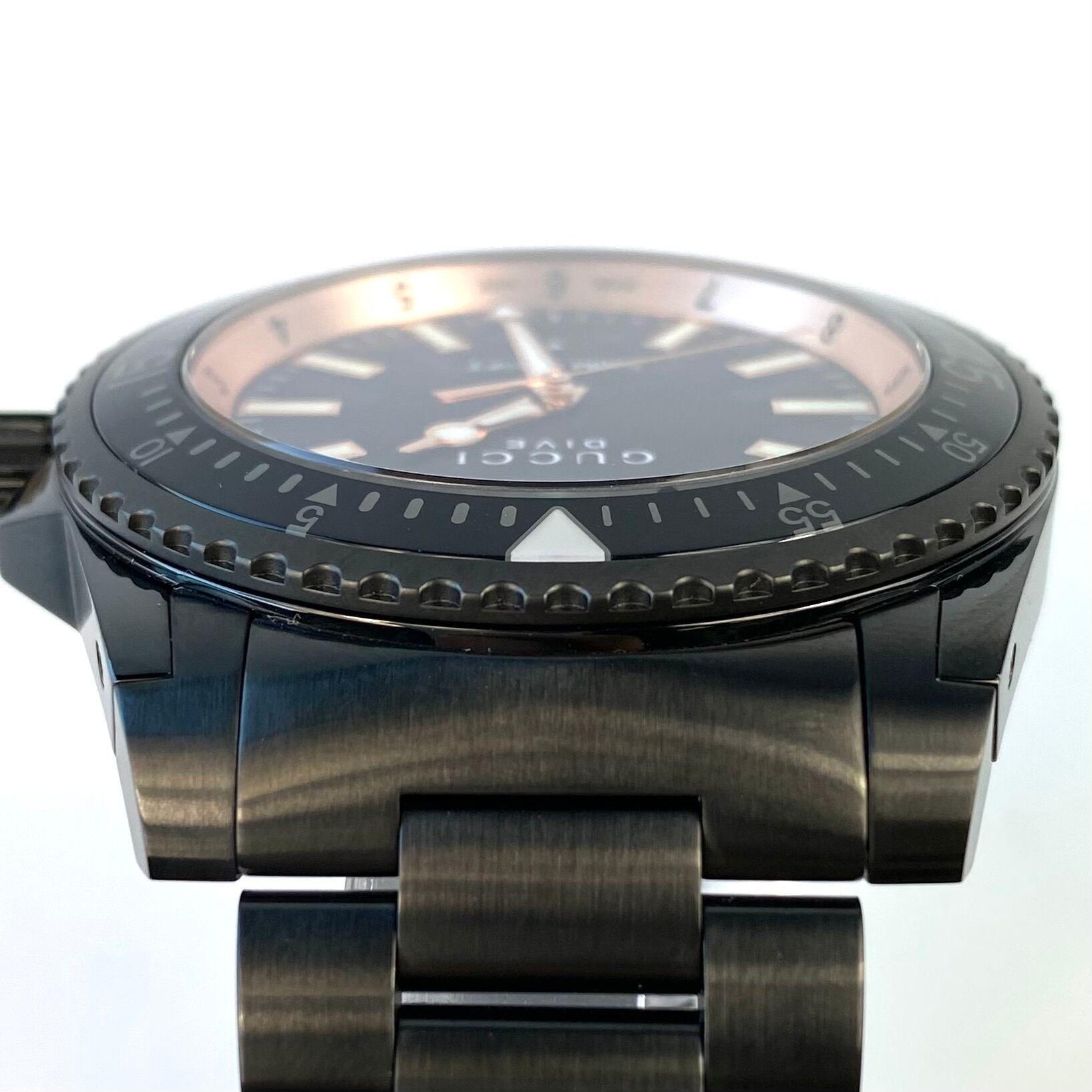 【美品】グッチ GUCCI ダイヴ YA136213 136.2 クォーツ 黒 デイト表示