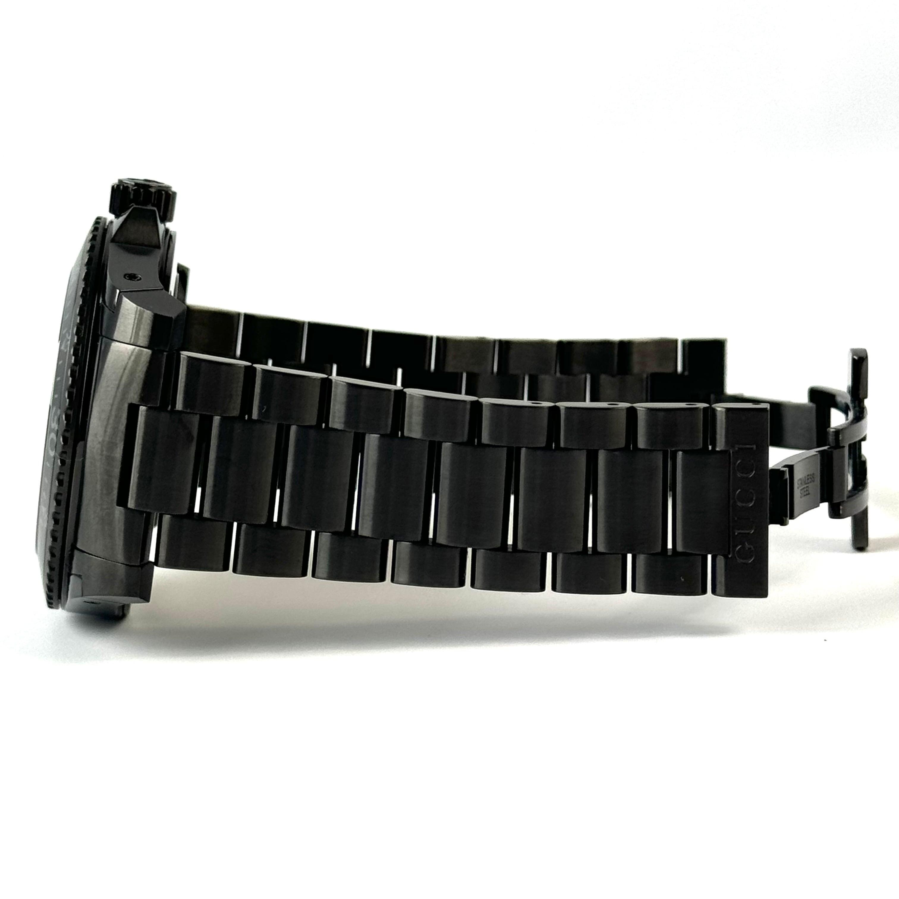 【美品】グッチ GUCCI ダイヴ YA136213 136.2 クォーツ 黒 デイト表示