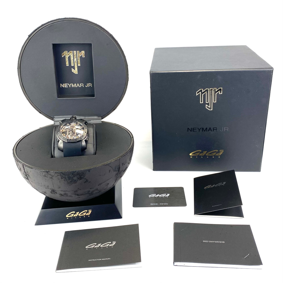 【美品・希少】ガガミラノ GaGa MILANO マニュアーレ48 8012.NJ.01 ネイマールコラボモデル 世界限定500本 クォーツ クロノグラフ 黒 樹脂ベルト