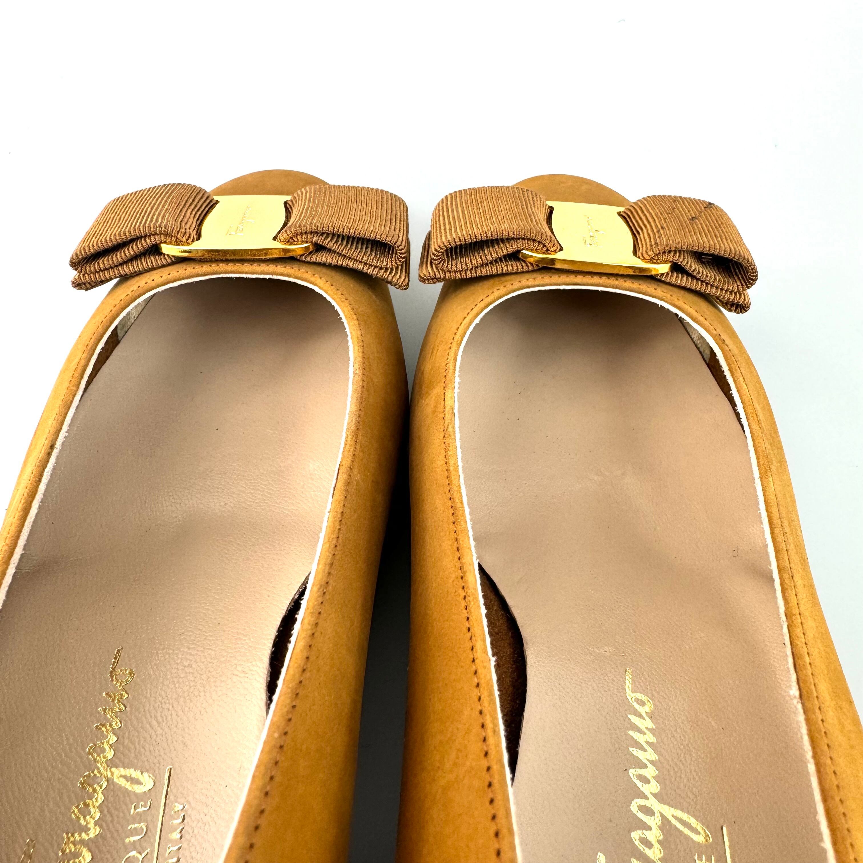 【美品】サルヴァトーレフェラガモ パンプス ヴァラリボン アーモンドトゥ ライトブラウン 24cm