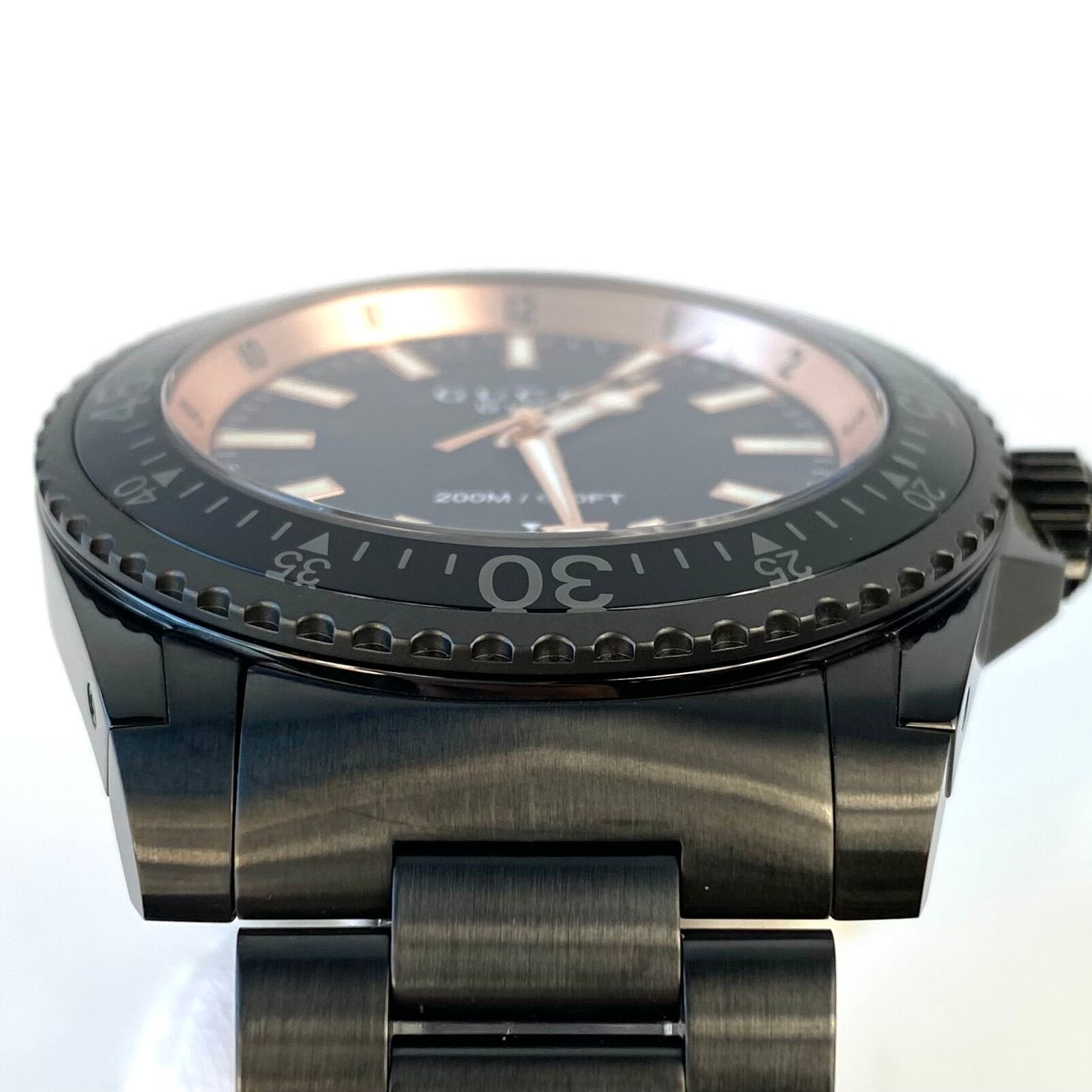 【美品】グッチ GUCCI ダイヴ YA136213 136.2 クォーツ 黒 デイト表示