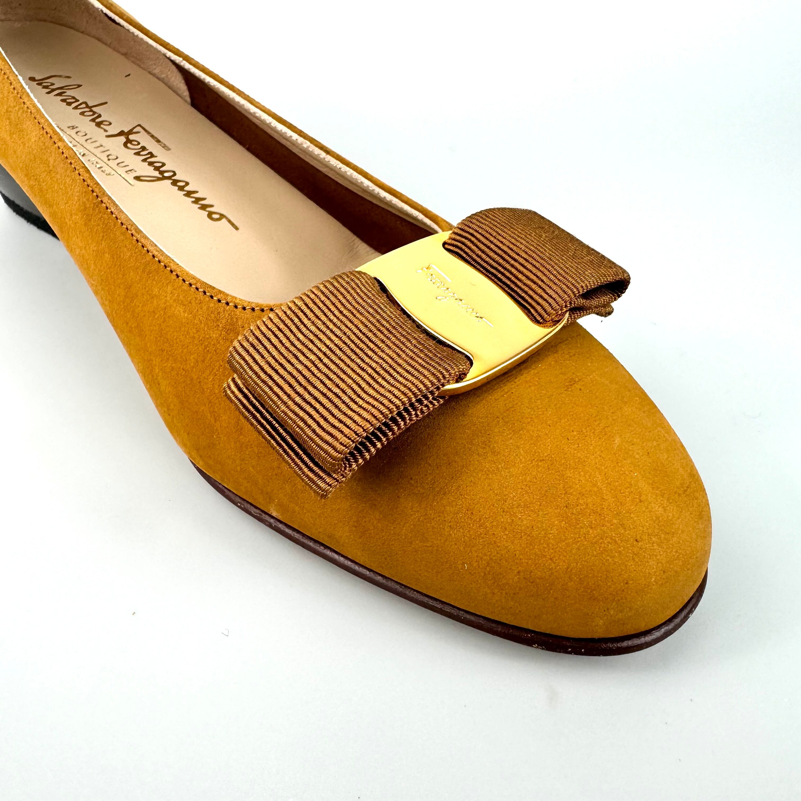 【美品】サルヴァトーレフェラガモ パンプス ヴァラリボン アーモンドトゥ ライトブラウン 24cm