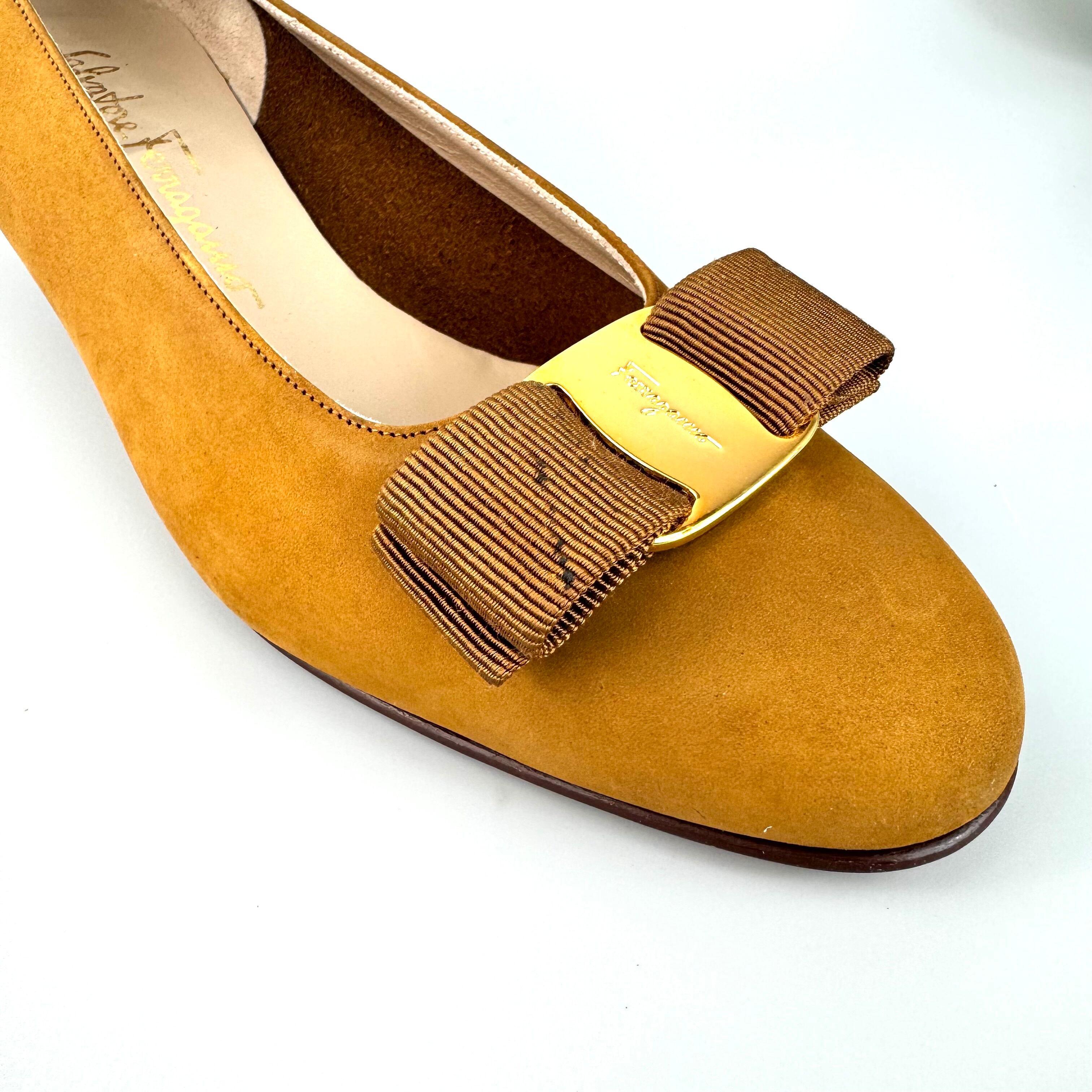 【美品】サルヴァトーレフェラガモ パンプス ヴァラリボン アーモンドトゥ ライトブラウン 24cm