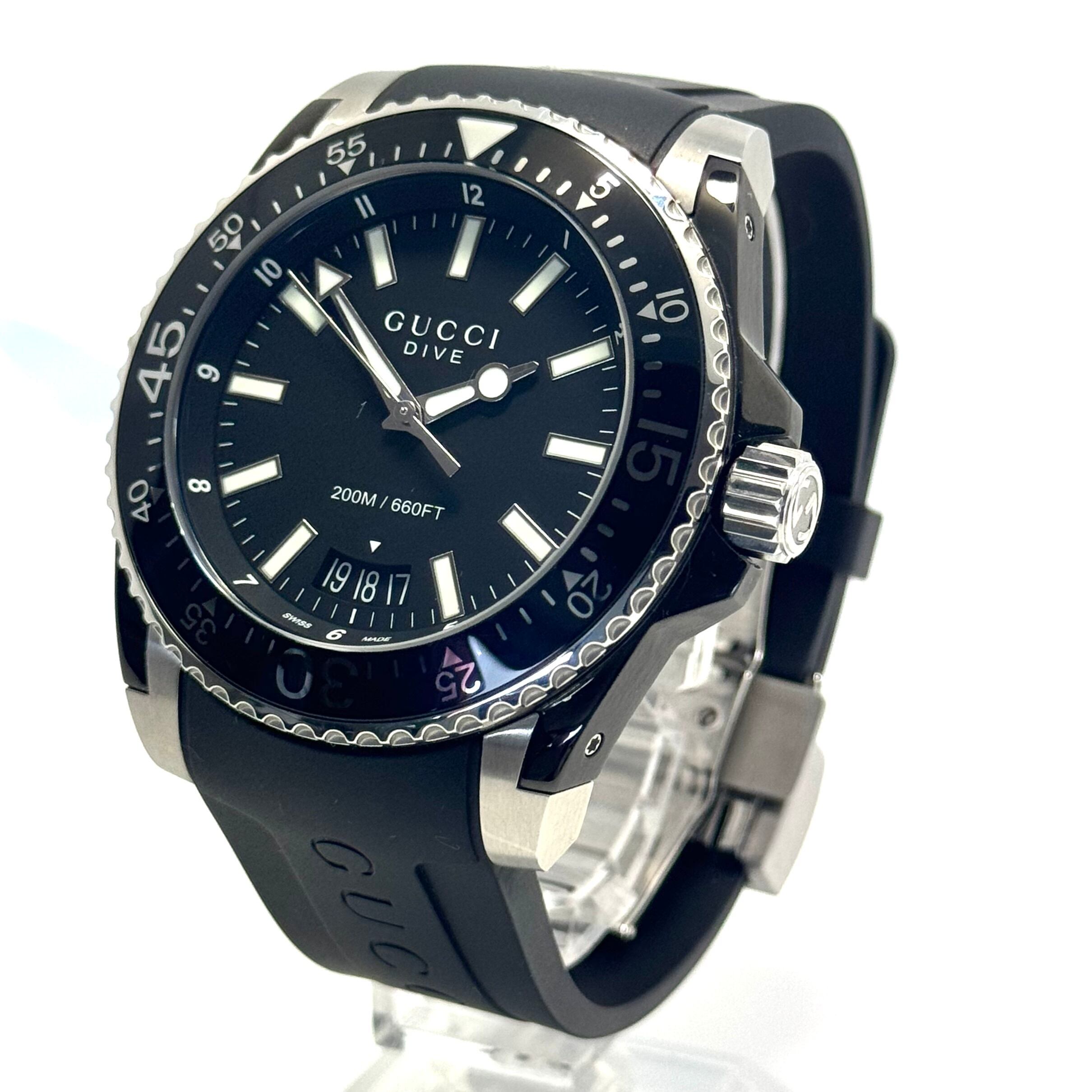 【美品】グッチ GUCCI ダイブ DIVE YA136204A 136.2 クォーツ 黒 デイト表示 樹脂ベルト