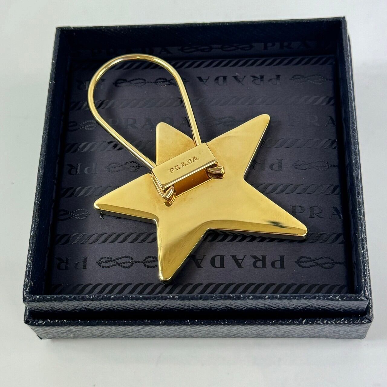 【希少】プラダ キーリング 星型 1PP049 サフィアーノ イエロー ゴールド