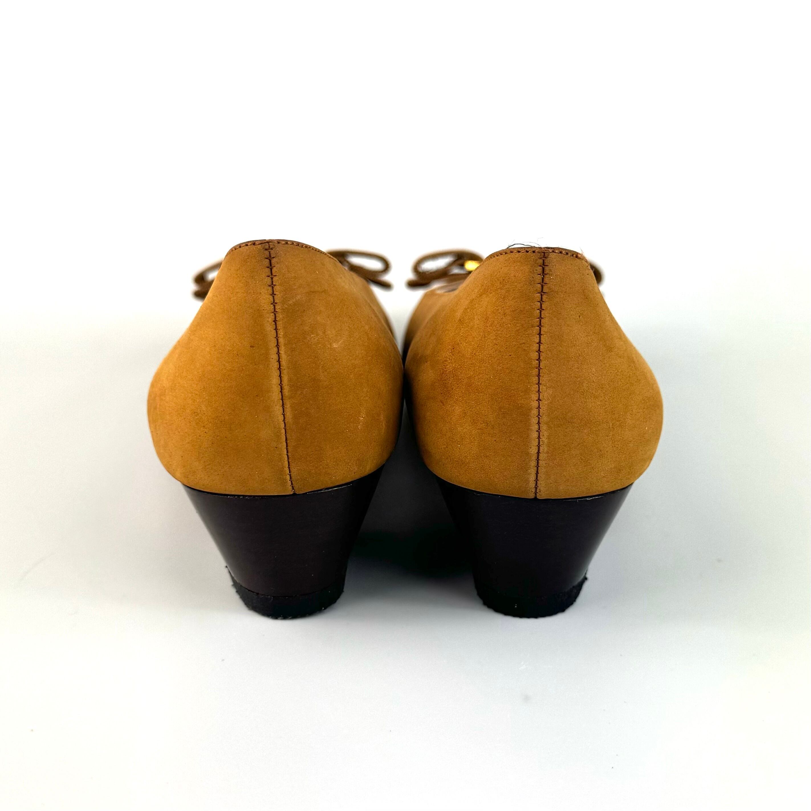 【美品】サルヴァトーレフェラガモ パンプス ヴァラリボン アーモンドトゥ ライトブラウン 24cm