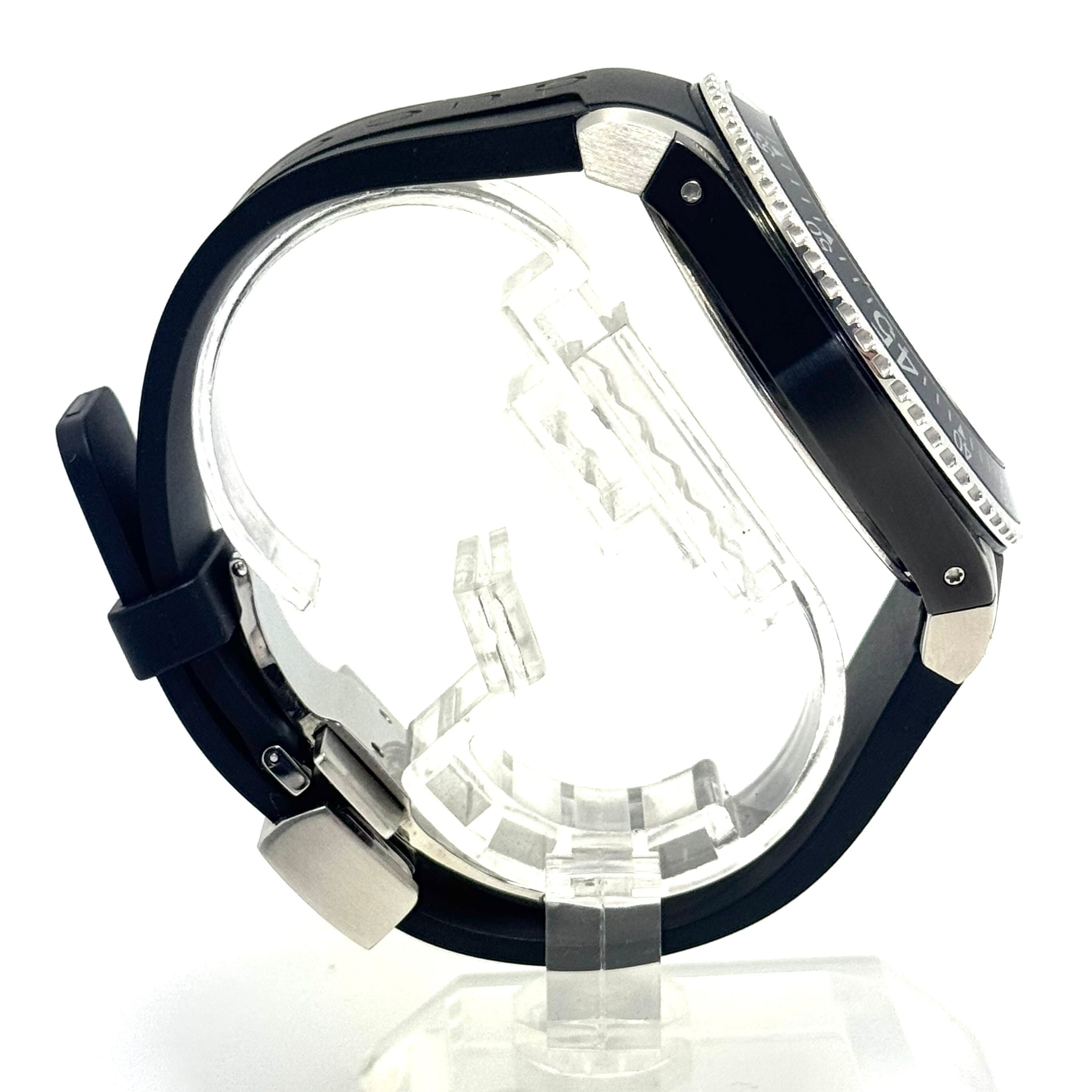 【美品】グッチ　GUCCI　ダイブ　DIVE　YA136204A　136.2　クォーツ　黒　デイト表示　樹脂ベルト