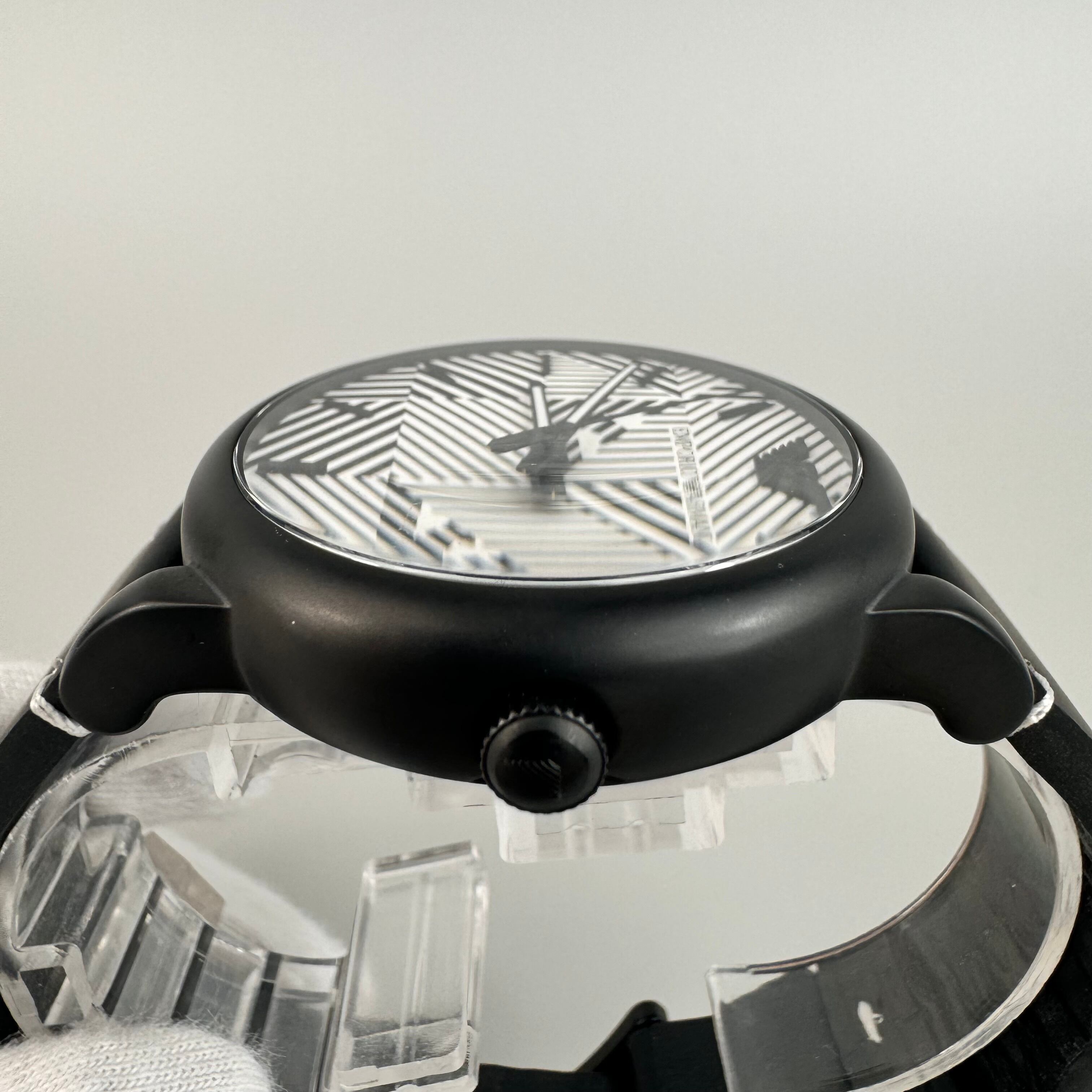 【美品】エンポリオアルマーニ　EMPORIO ARMANI　AR-11136　クォーツ　白　デイト表示　革ベルト