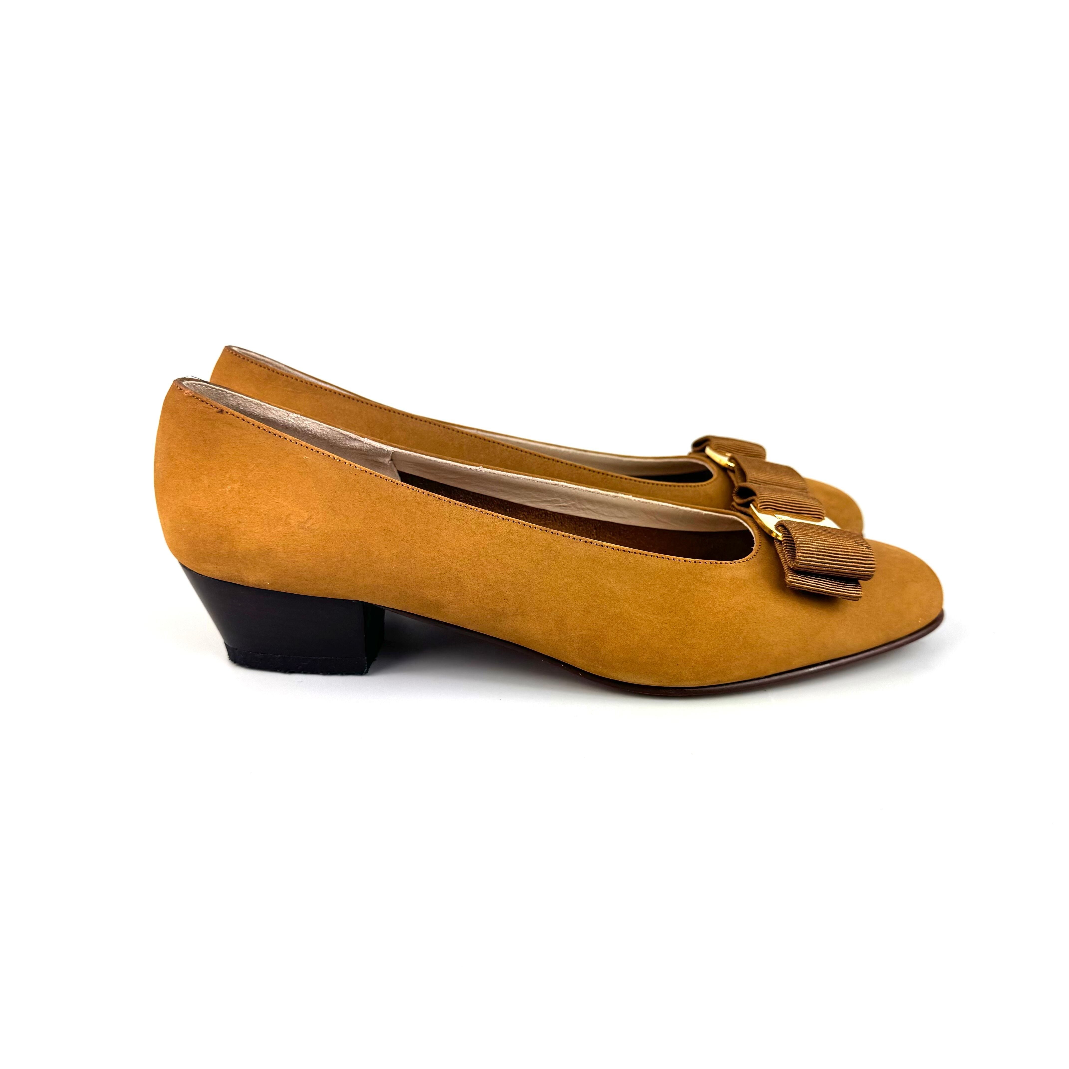 【美品】サルヴァトーレフェラガモ　パンプス　ヴァラリボン　アーモンドトゥ　ライトブラウン　24cm