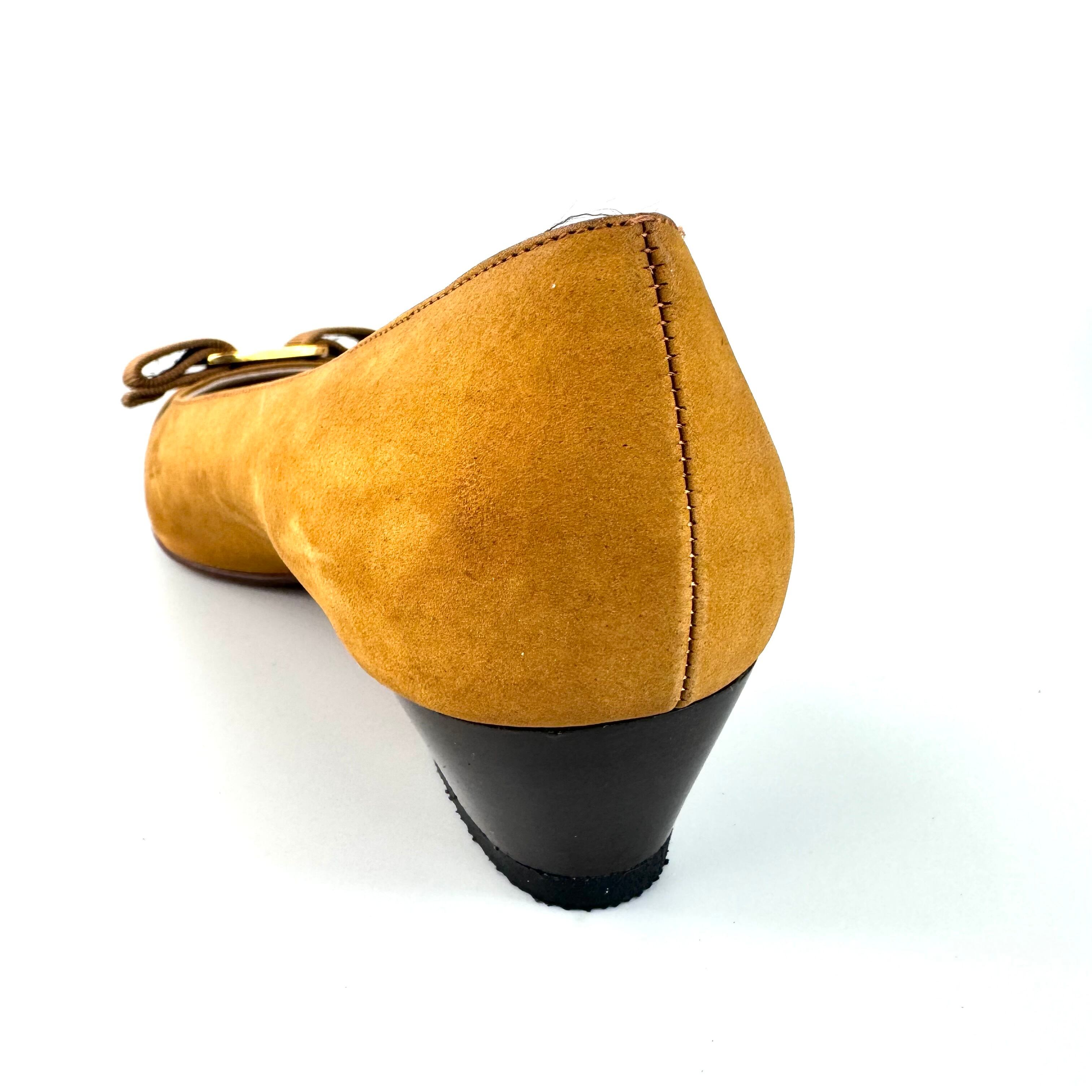 【美品】サルヴァトーレフェラガモ　パンプス　ヴァラリボン　アーモンドトゥ　ライトブラウン　24cm