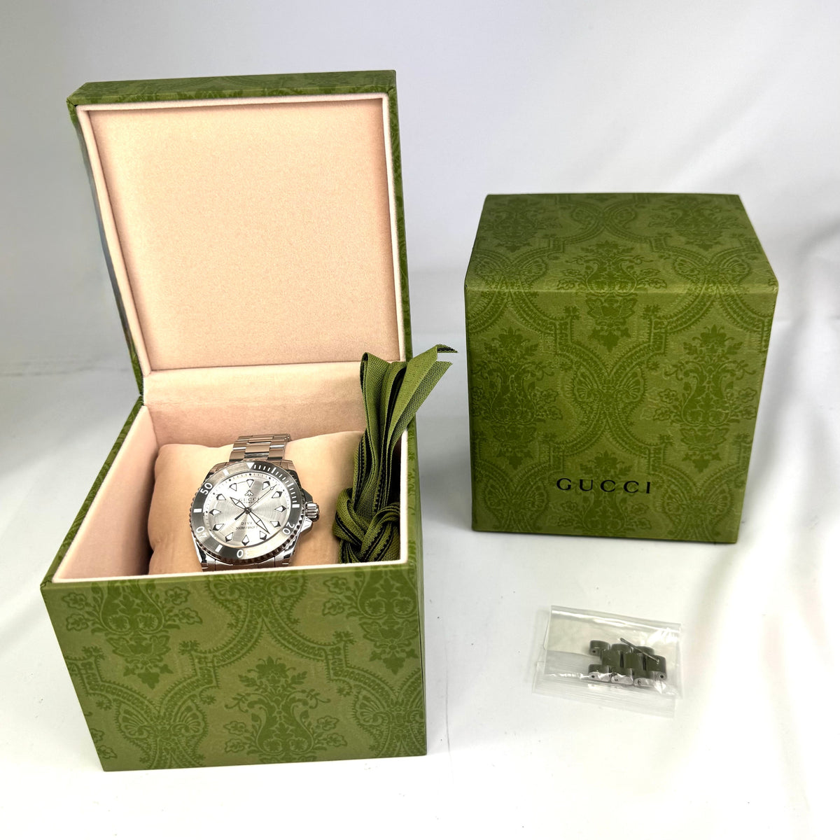 【美品】腕時計 メンズ グッチ GUCCI ダイブ DIVE YA136354 自動巻 シルバー 300m防水