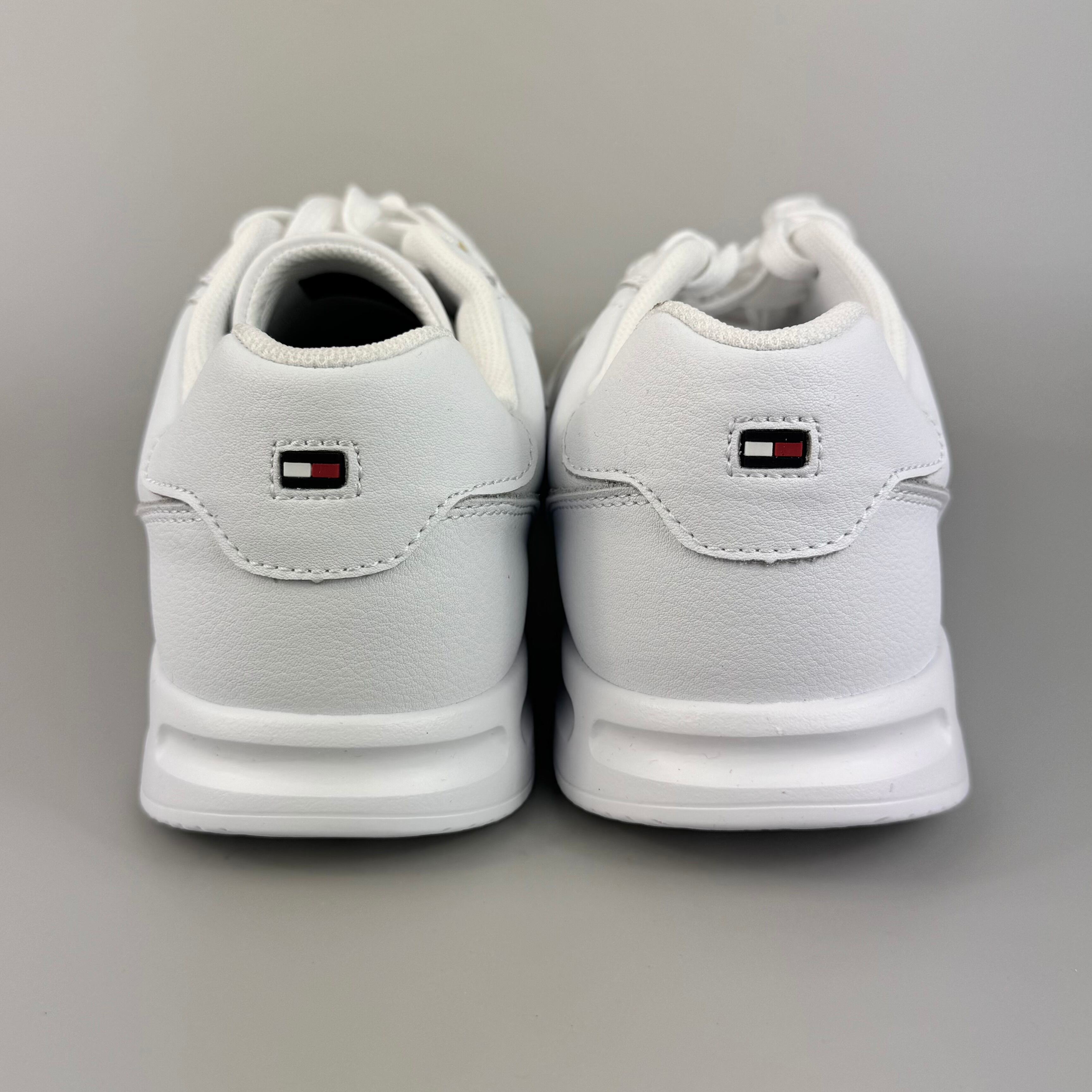 【未使用】トミーヒルフィガー　ライトウェイトレザーキャップ　スニーカー　ホワイト　26.5cm