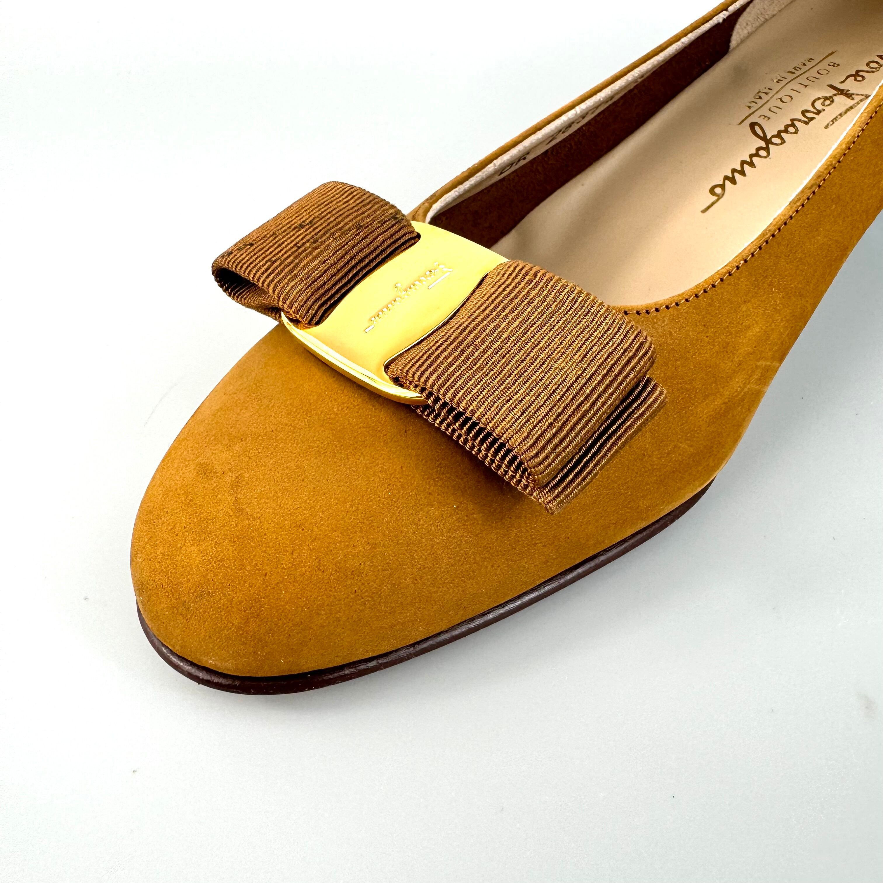 【美品】サルヴァトーレフェラガモ　パンプス　ヴァラリボン　アーモンドトゥ　ライトブラウン　24cm