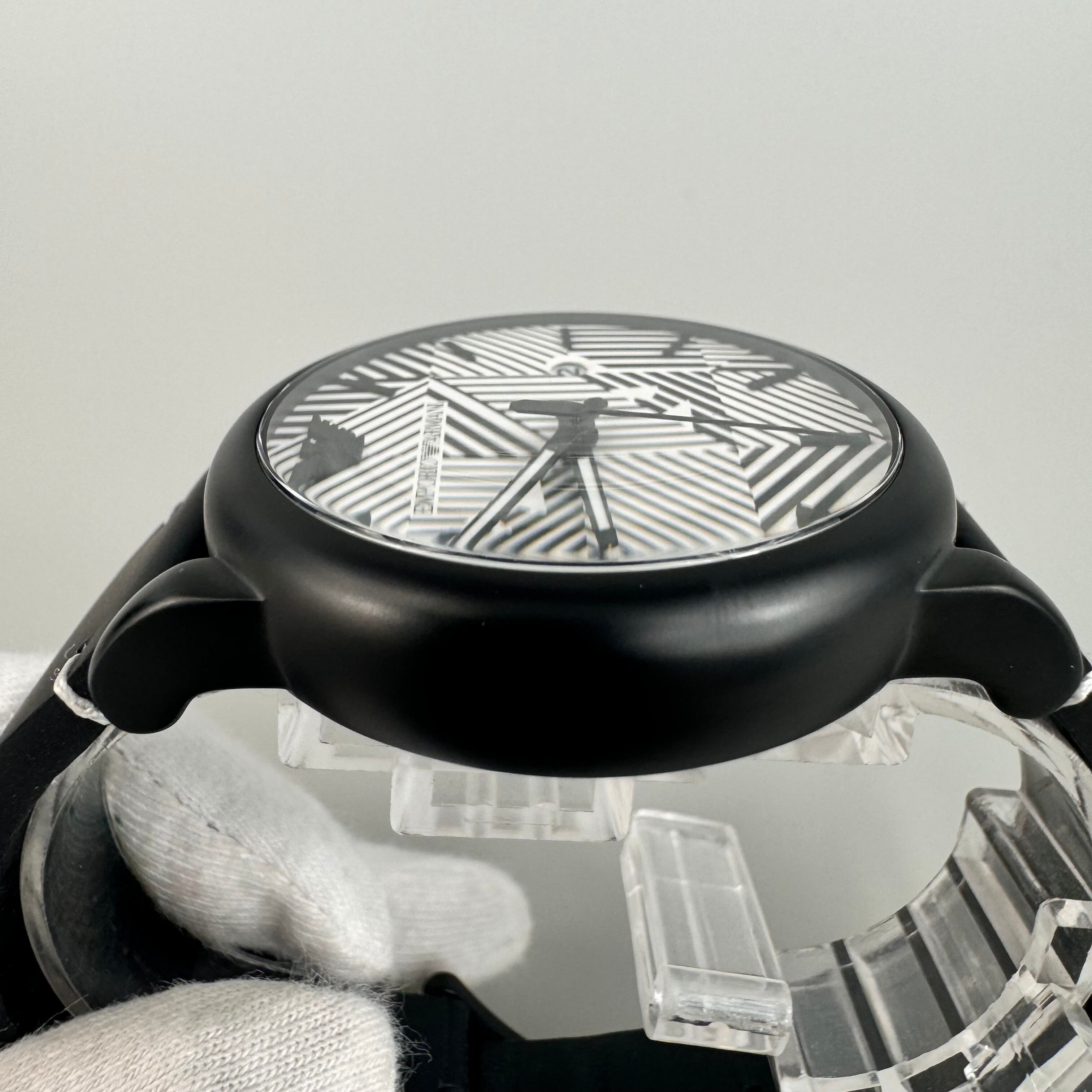 【美品】エンポリオアルマーニ　EMPORIO ARMANI　AR-11136　クォーツ　白　デイト表示　革ベルト