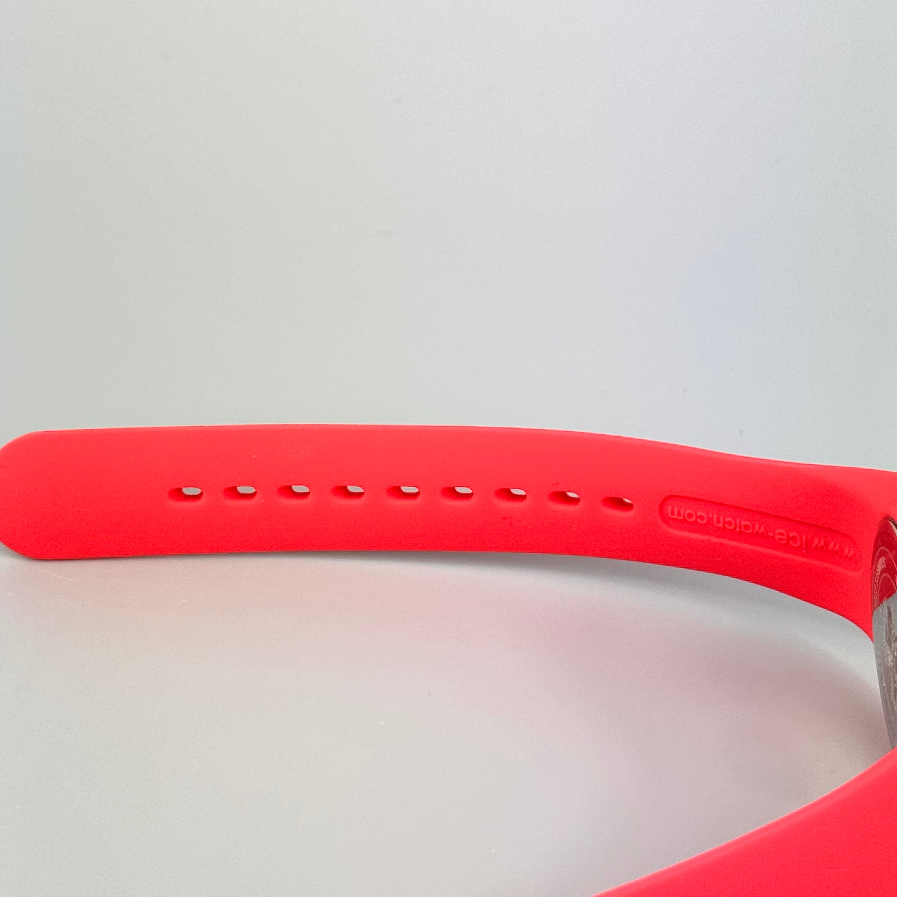 【未使用・電池交換済み】 アイスウォッチ　ICE WATCH　014773　ディズニー　ディズニーコレクション　ミニーマウス　クォーツ　赤　樹脂　メンズ　レディース