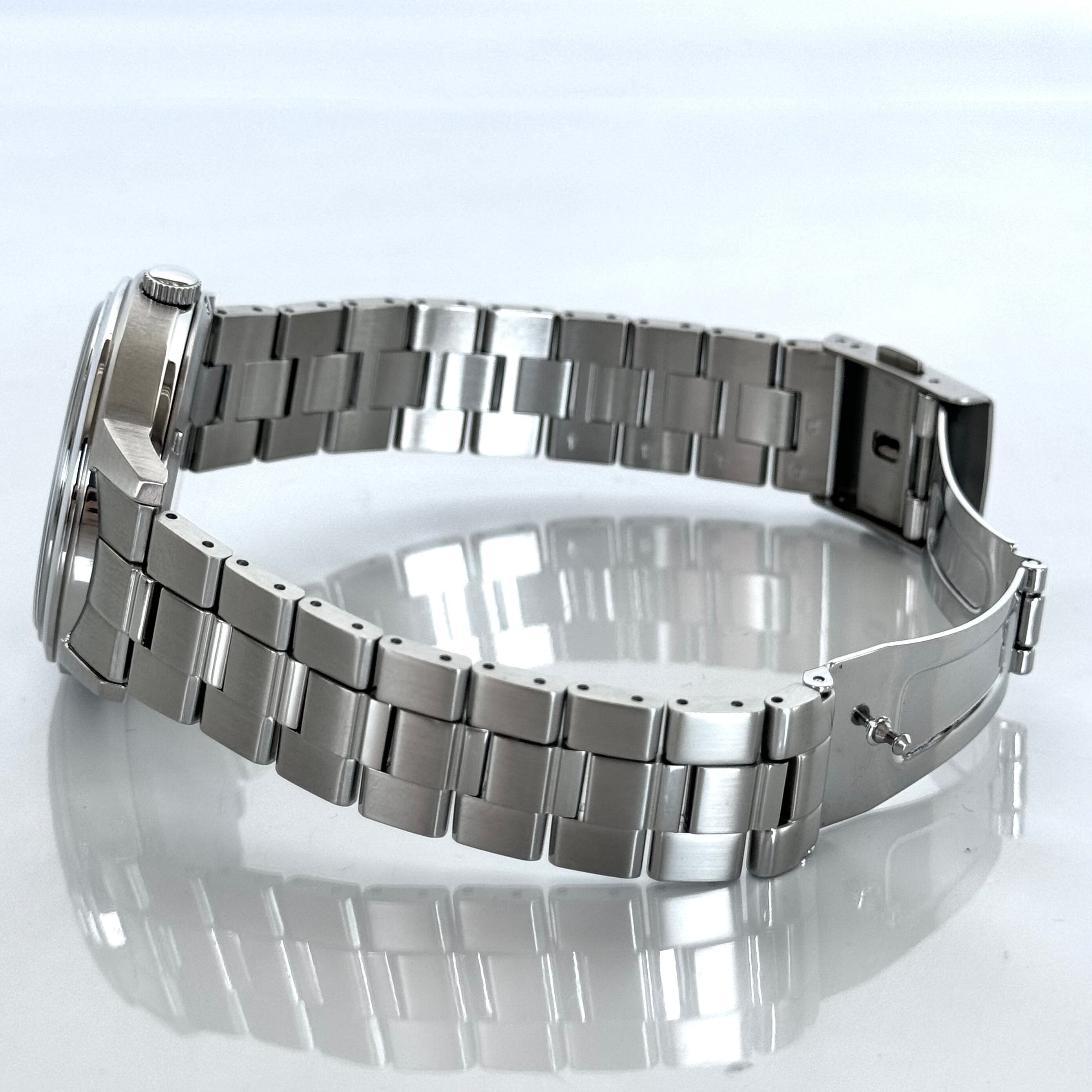 【美品】シチズン　シチズンコレクション　BU4030?91E　ソーラー　マルチカレンダー　黒