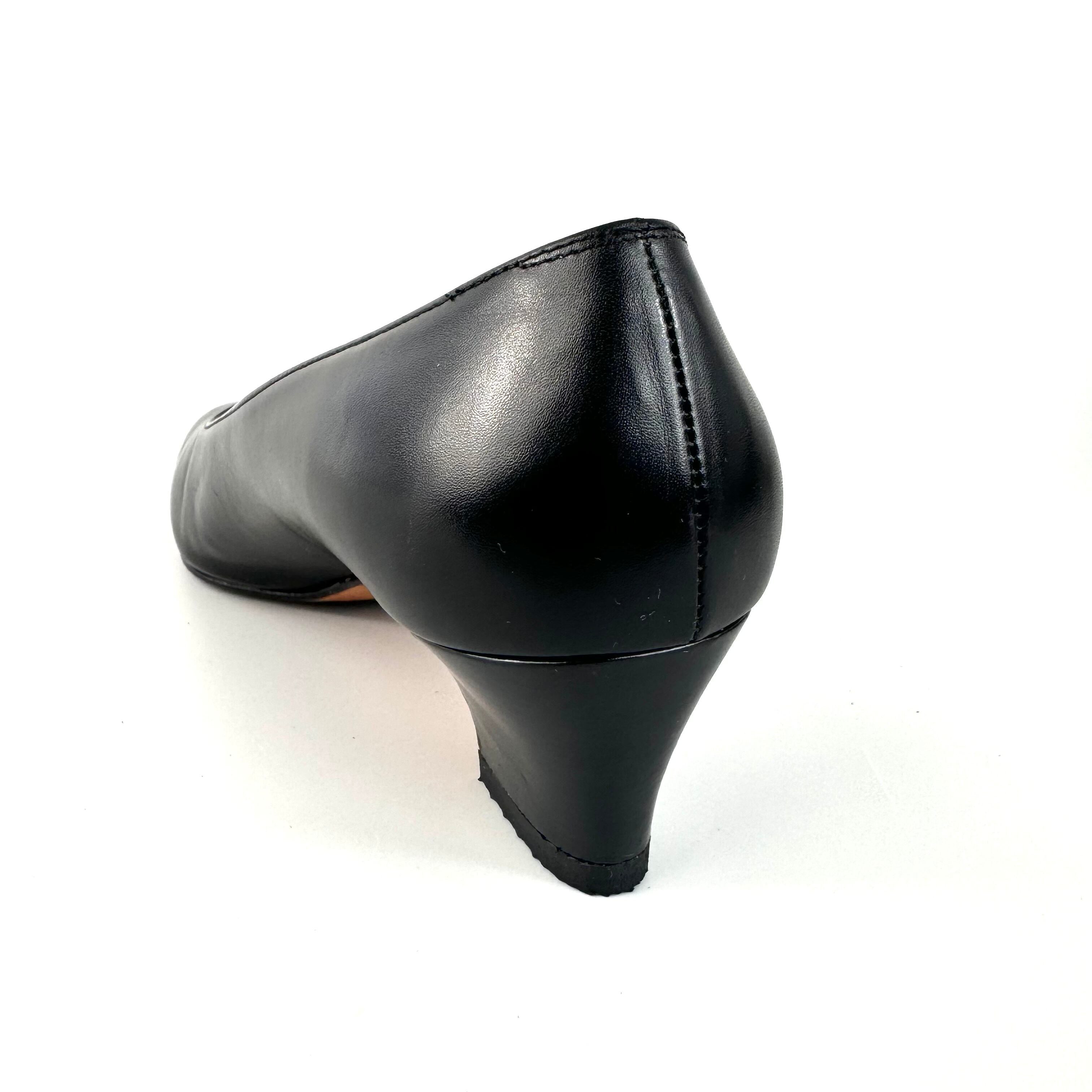 サルヴァトーレフェラガモ　パンプス　スクエアトゥ　カーフ　黒　23cm　5 1/2