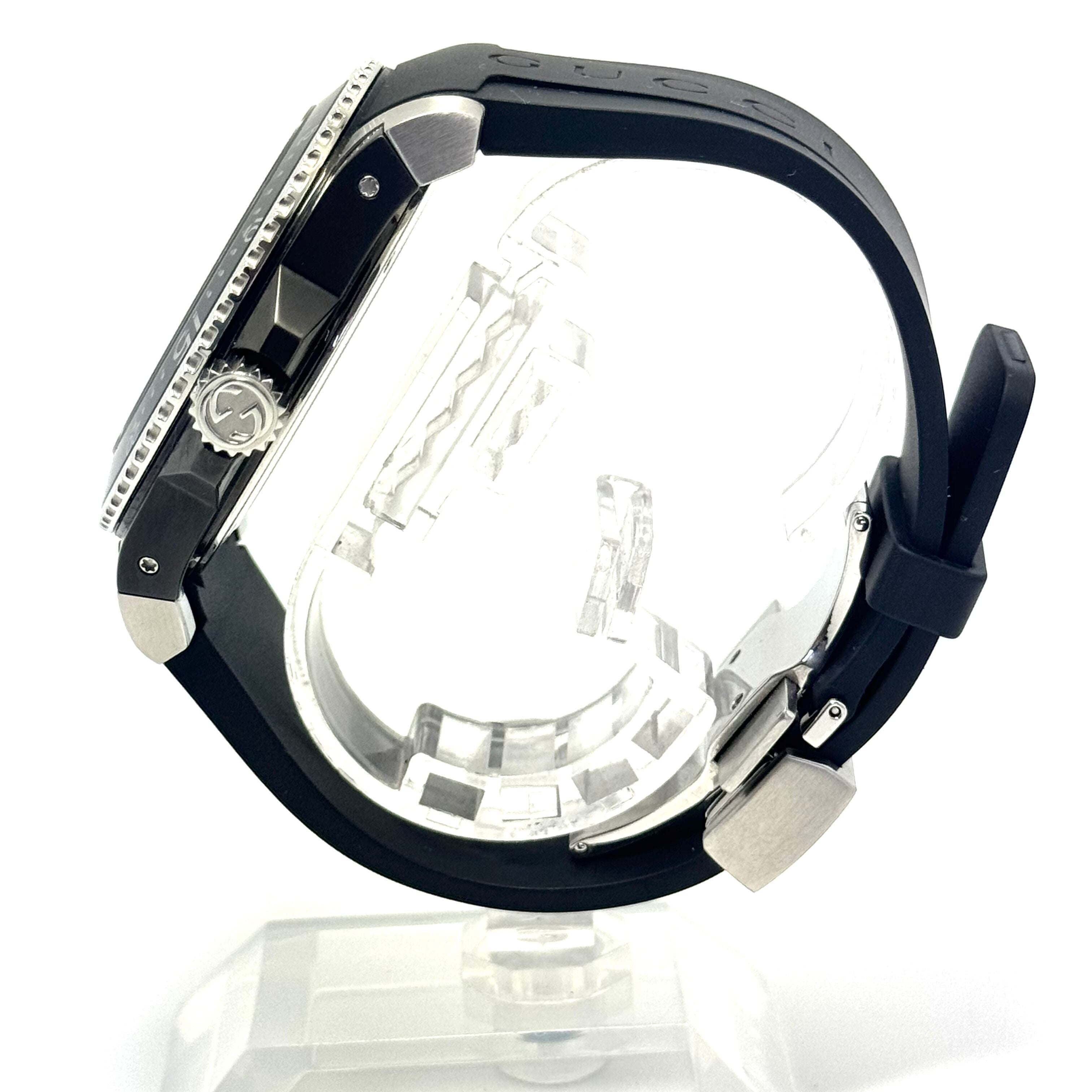 【美品】グッチ　GUCCI　ダイブ　DIVE　YA136204A　136.2　クォーツ　黒　デイト表示　樹脂ベルト