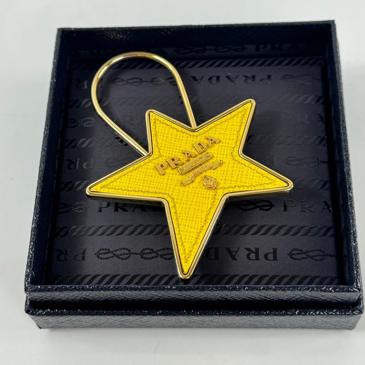 【希少】プラダ　キーリング　星型　1PP049　サフィアーノ　イエロー　ゴールド