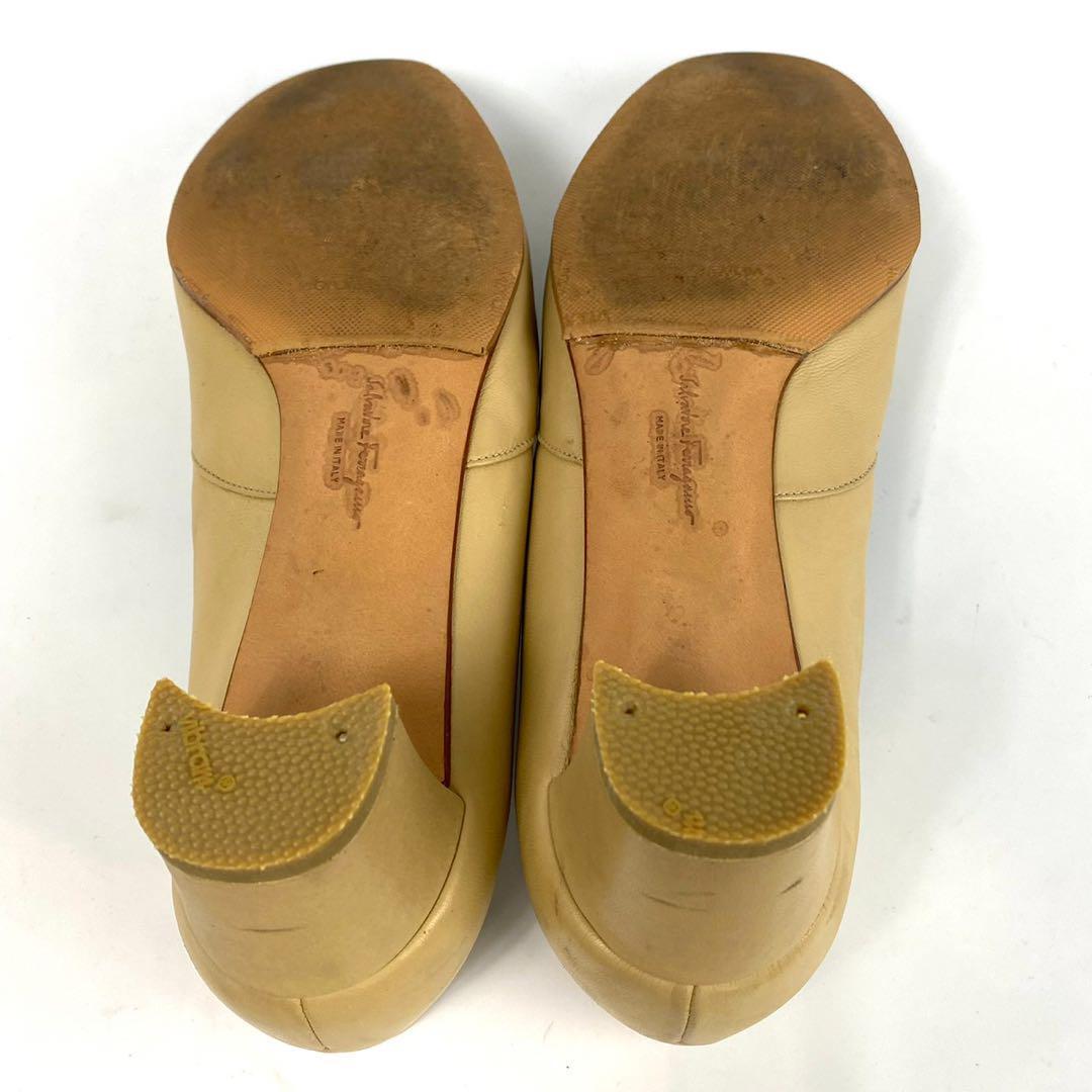 サルヴァトーレフェラガモ　パンプス　ヴァラ　8 D　ベージュ