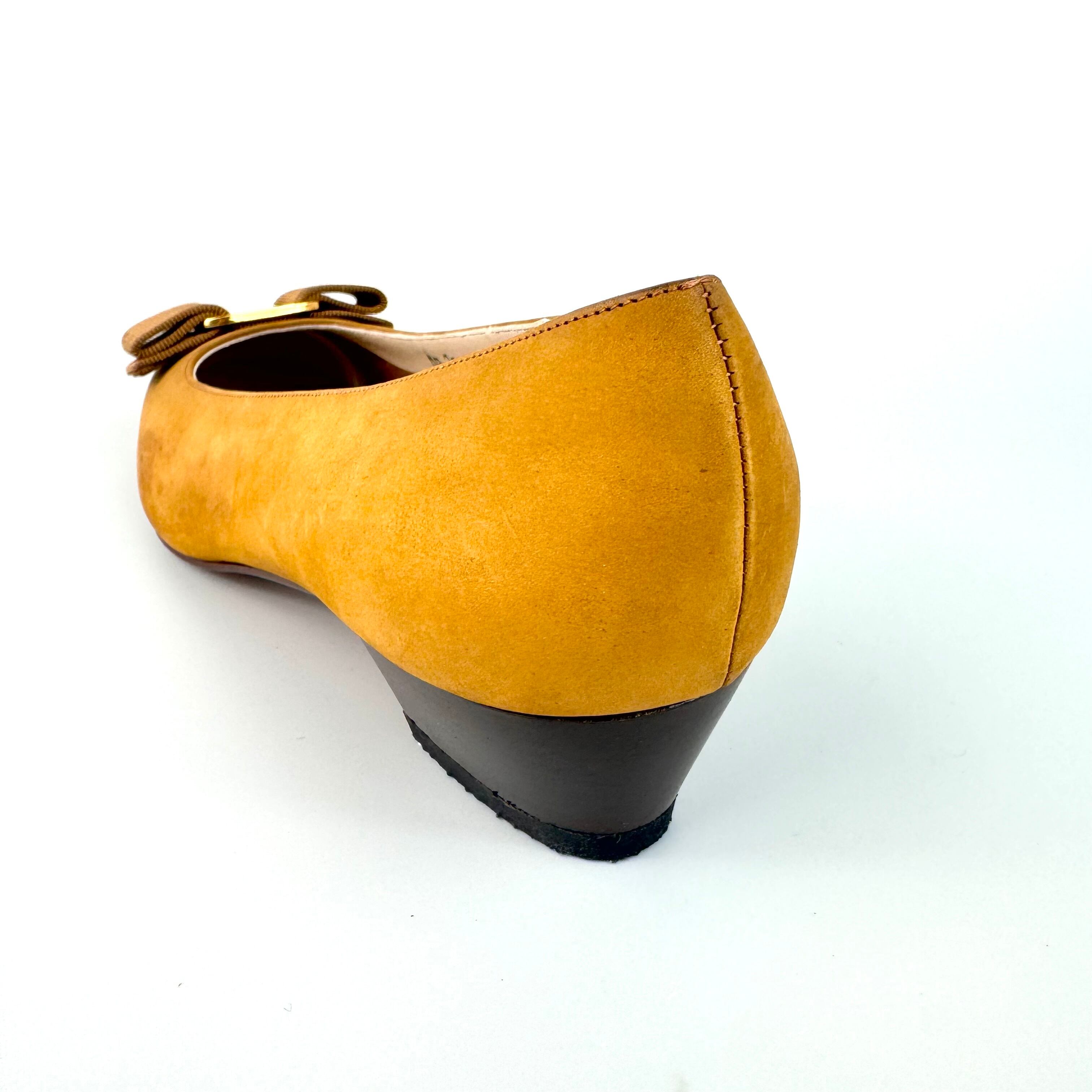 【美品】サルヴァトーレフェラガモ　パンプス　ヴァラリボン　アーモンドトゥ　ライトブラウン　24cm