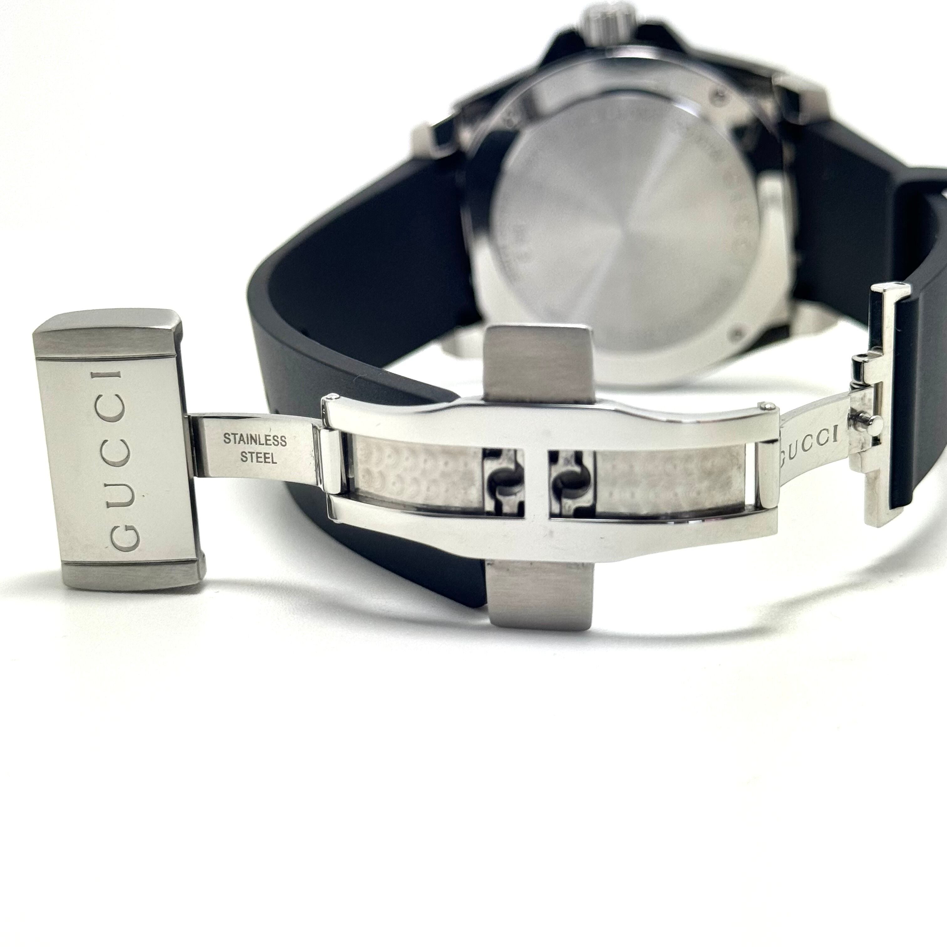 【美品】グッチ　GUCCI　ダイブ　DIVE　YA136204A　136.2　クォーツ　黒　デイト表示　樹脂ベルト