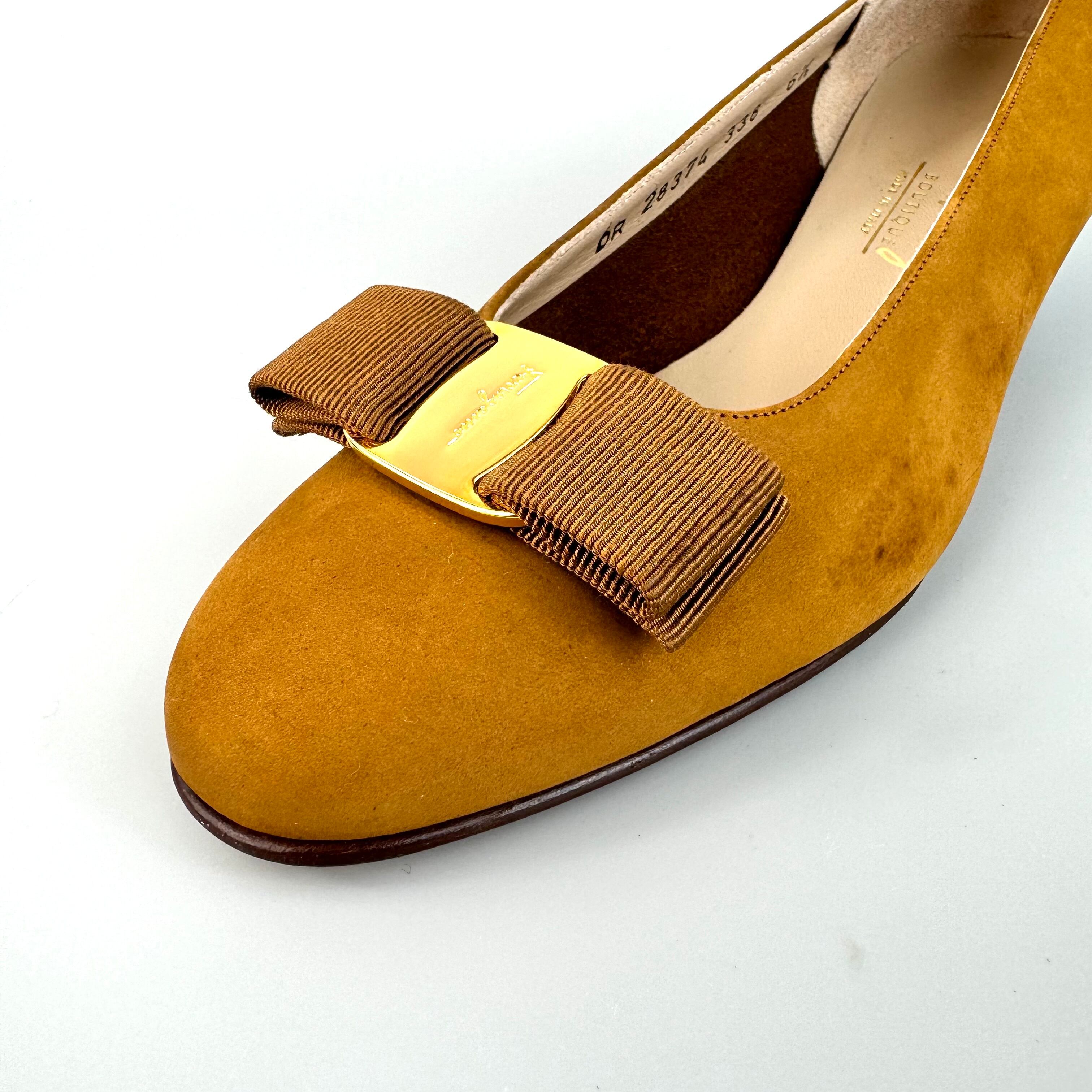 【美品】サルヴァトーレフェラガモ　パンプス　ヴァラリボン　アーモンドトゥ　ライトブラウン　24cm