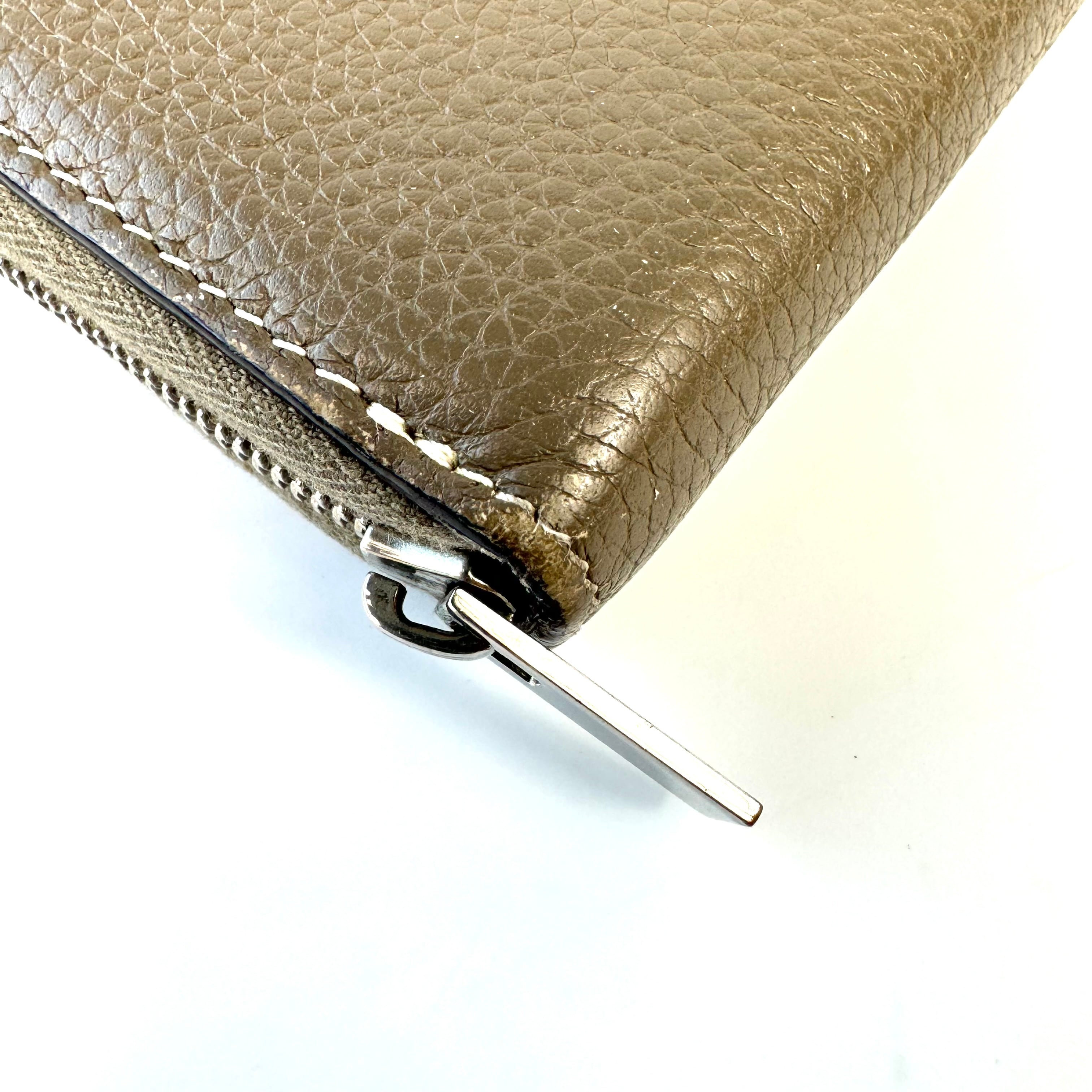 セリーヌ　長財布　ラウンドファスナー　レザー　グレージュ